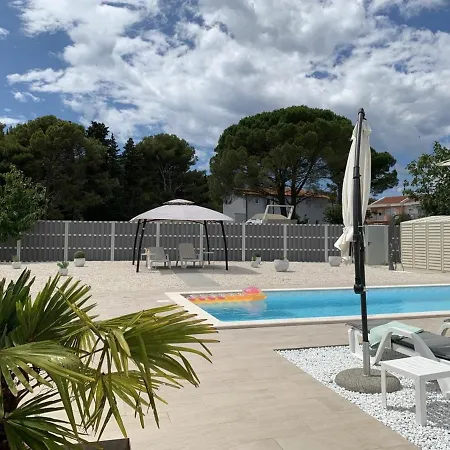 Romantik Pearl With Free Ev Ch-station Apartment Valbandon